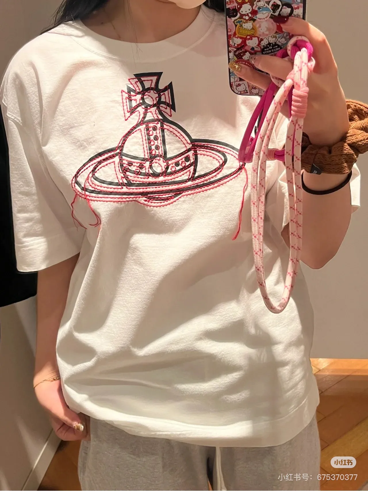 vivienne Westwood Queen Mother's new 2025 spring and summer Japanese limited-edition tassel embroidered short-sleeved T-shirt. The appearance of the appearance reveals the uninhibited image and high street trends. It has a loose and casual style, a short front and long back design, a small slit on the hem on both sides, and the iconic Saturn shape on the chest. The cross crown ball is added with a very futuristic satellite ring, just like Saturn, which collides with the prominent colors of the clothes. The non-overlapping Saturn pattern is outlined with red embroidery, which is visually dazzling. It also has a few tassels to complete the unconventional personality. 240g 32 count high-density double yarn cotton, comfortable and breathable fabric Size: XS-L Color: white, black